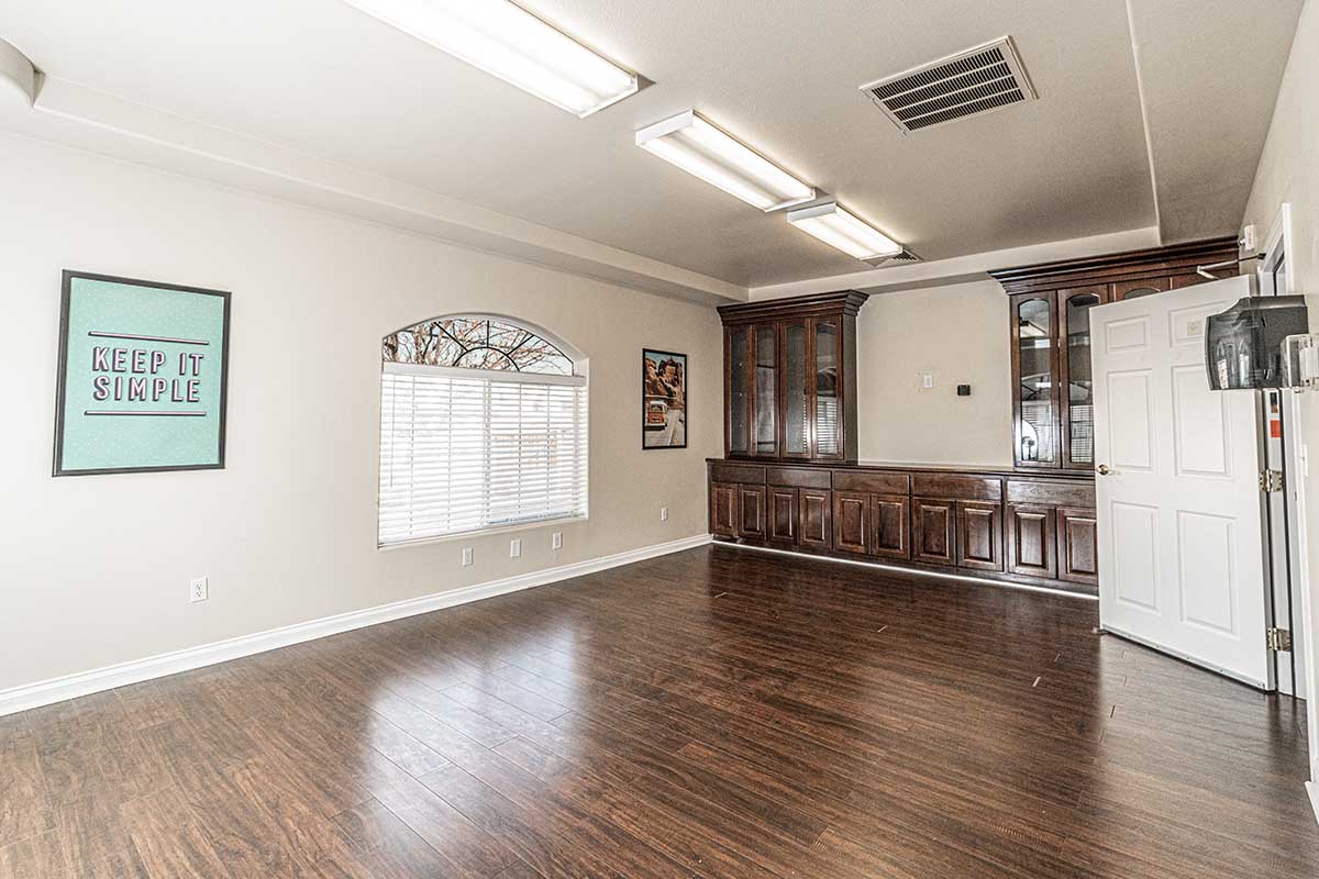 large room with hardwood floor at nevada addiction rehab center