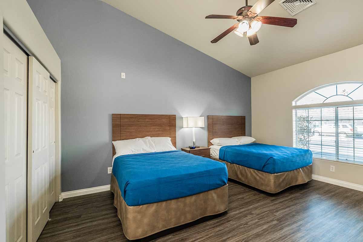 sunny twin room in nevada addiction rehab center